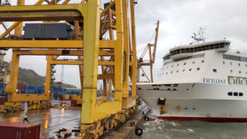 Ship runs into crane at Port of Barcelona 