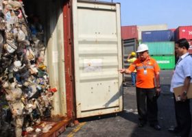 China arrests 576 waste smuggling suspects in 10 months