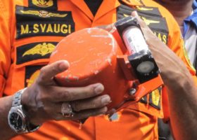 Indonesian Crash: Divers retrieve black box