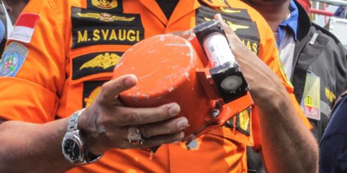 Indonesian crash: Divers retrieve black box