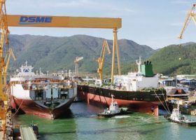 Daewoo Shipbuilding workers stage protest, demand higher pay
