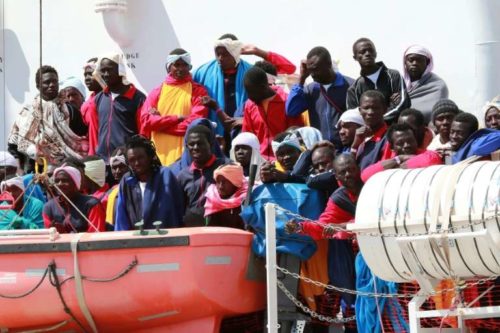 Italy shuts ports against migrants
