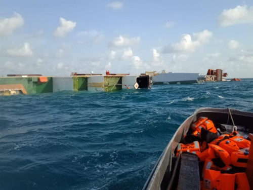Indonesia: Vessel capsizes after collision with oil tanker