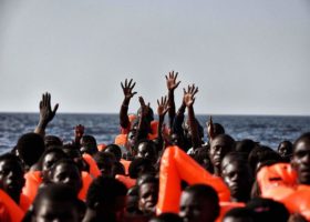 Stranded migrants beg Italy, others to let them in 