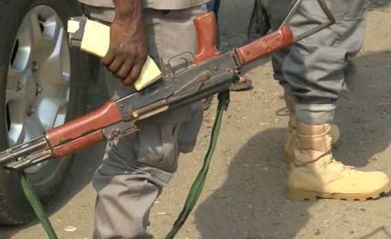 Smugglers attack Customs, seize rifle