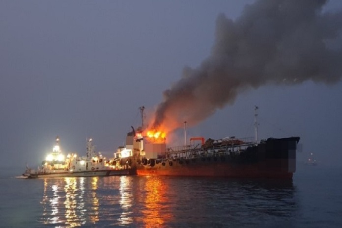 Fire engulfs vessel in UAE port