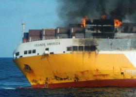 France battles oil slick from sunken Grande America