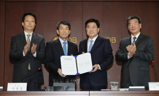 Hyundai signs deal to take over Daewoo 