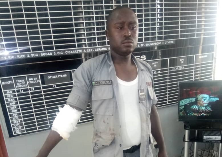 Smugglers attack Customs, injure two officers 