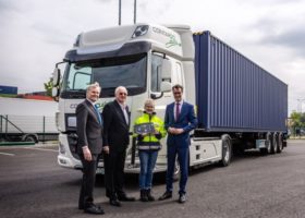 German port begins e-trucking