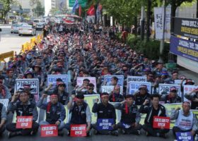 Hyundai Heavy workers continue strike over merger plan