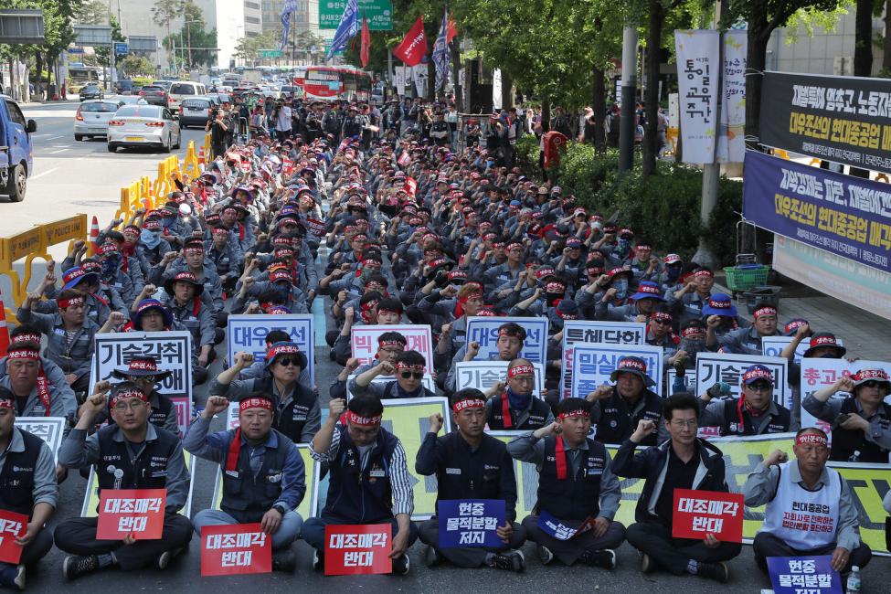Hyundai Heavy workers continue strike over merger plan