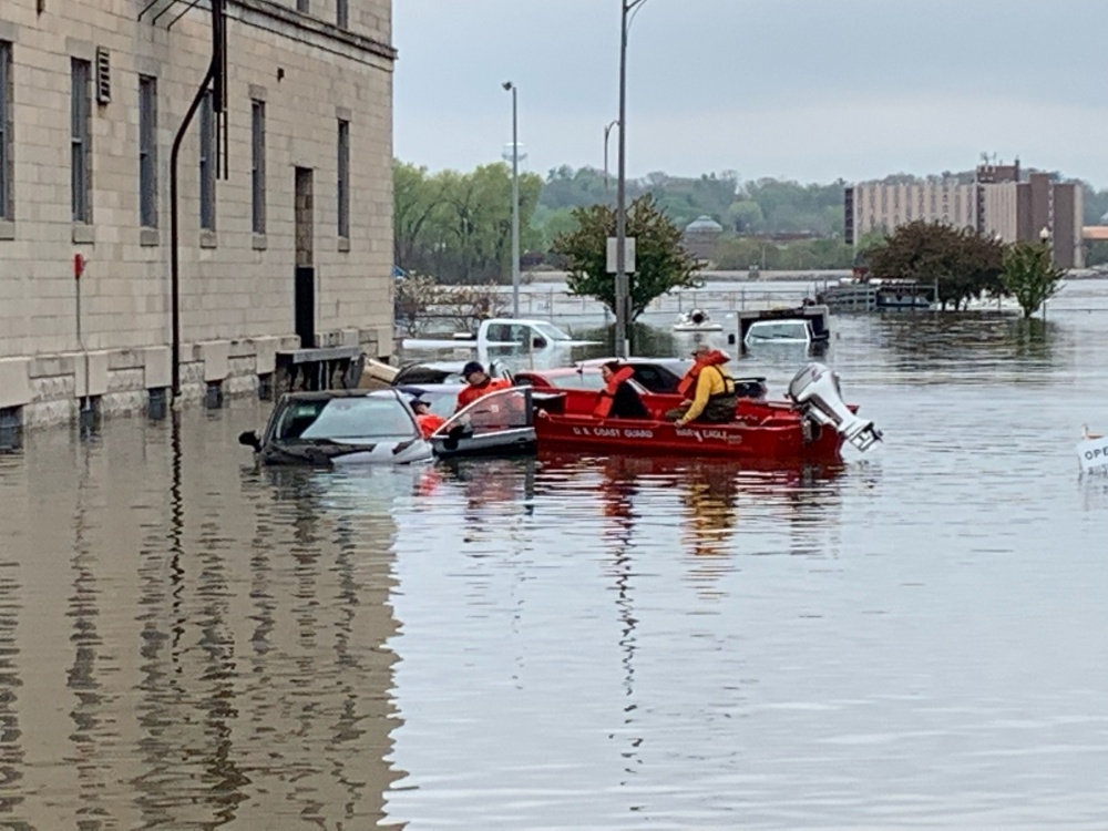 Flooding: Coast Guard closes Mississippi River to vessels 