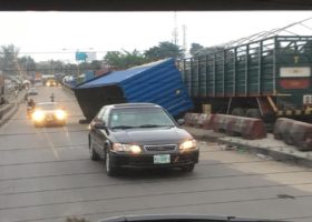 VIDEO: Trucks drivers defy Buhari’s quit order; remain on Apapa bridge