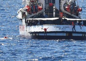 Migrants jump overboard from stranded ship 