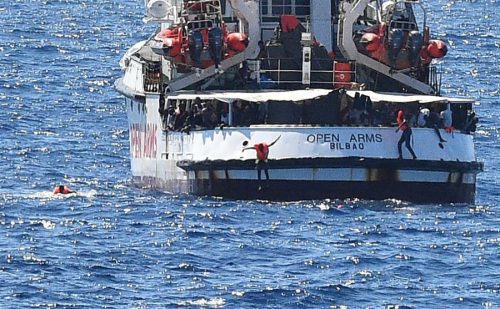 Migrants jump overboard from stranded ship 