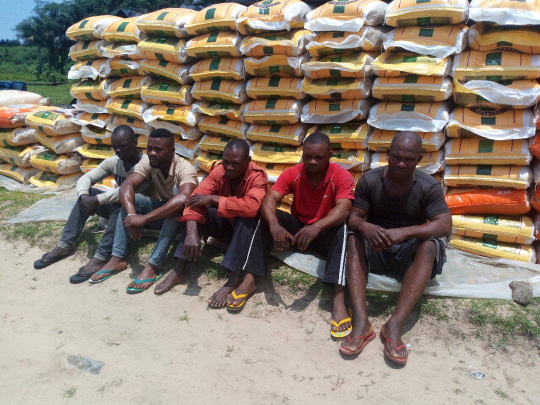 Navy arrests 5 suspects, seizes 370 bags of rice