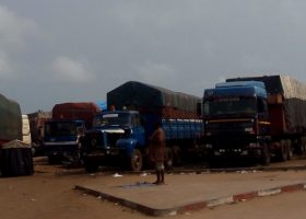 500 truck loads of perishable goods stranded at Seme — Freight forwarders