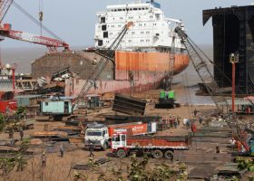 workers die at Alang shipbreaking beaches