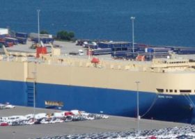 Singapore to extend port rebates for car carriers