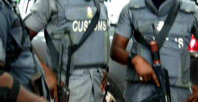 Suspected thugs raze customs checkpoints, vehicles