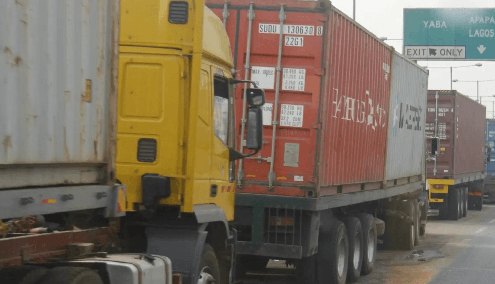 Official warns truck drivers against transporting unlatched containers 