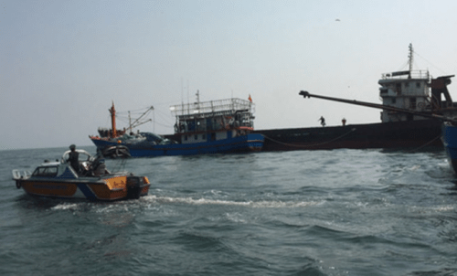 Ship sinks in South China Sea