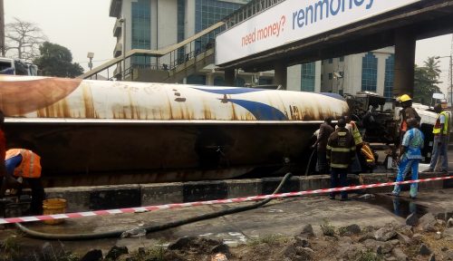 PHOTOS: Ikorodu Road on lockdown over truck accident