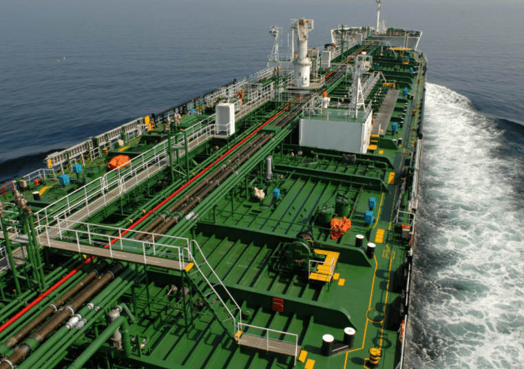 Oil shippers raise offers for Middle East route on Gulf risk