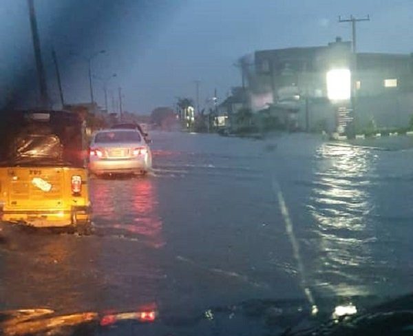 PHOTOS: Cargo evacuation hampered as flood overruns Apapa-Oshodi expressway 