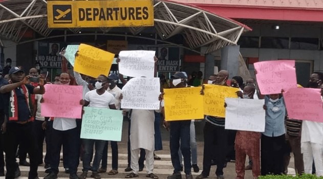 Workers protest plan to concession airports 