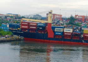 Containership crashes into Manila pier