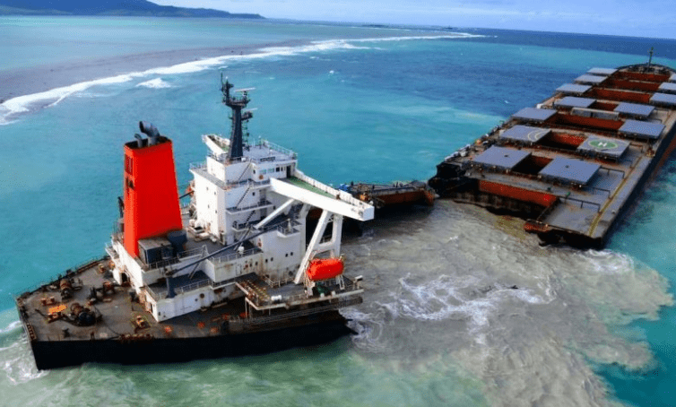Japanese bulker Wakashio breaks in two off Mauritius