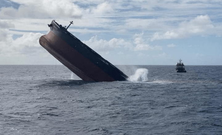 Mauritius scuttles bow of MV Wakashio 