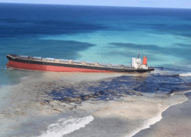 Ship spills fuel oil off Mauritius