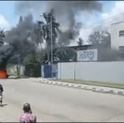 VIDEO: #EndSARS protesters attack Lagoon Hospital in Apapa 