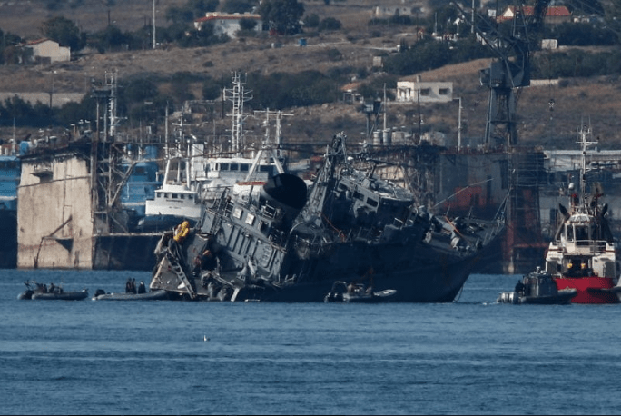 Maersk Launceston, Greek Minesweeper collide off Piraeus 