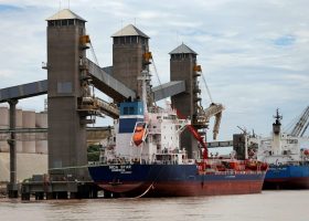 Argentina: Port workers strike over wages