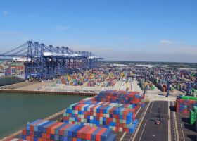 Congestion hits UK container port