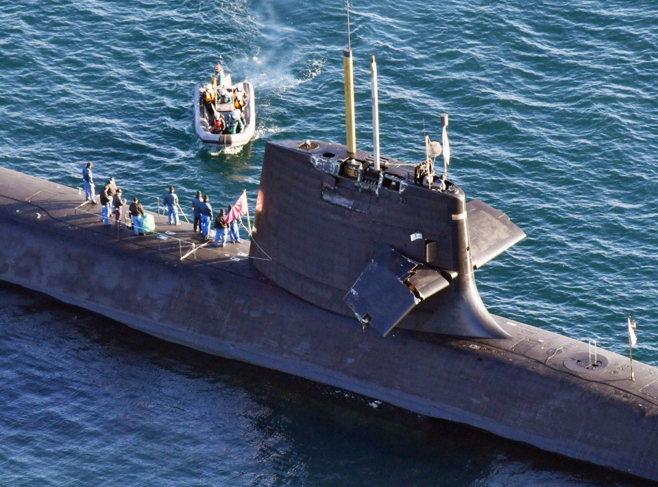 Submarine hits ship off Japan 