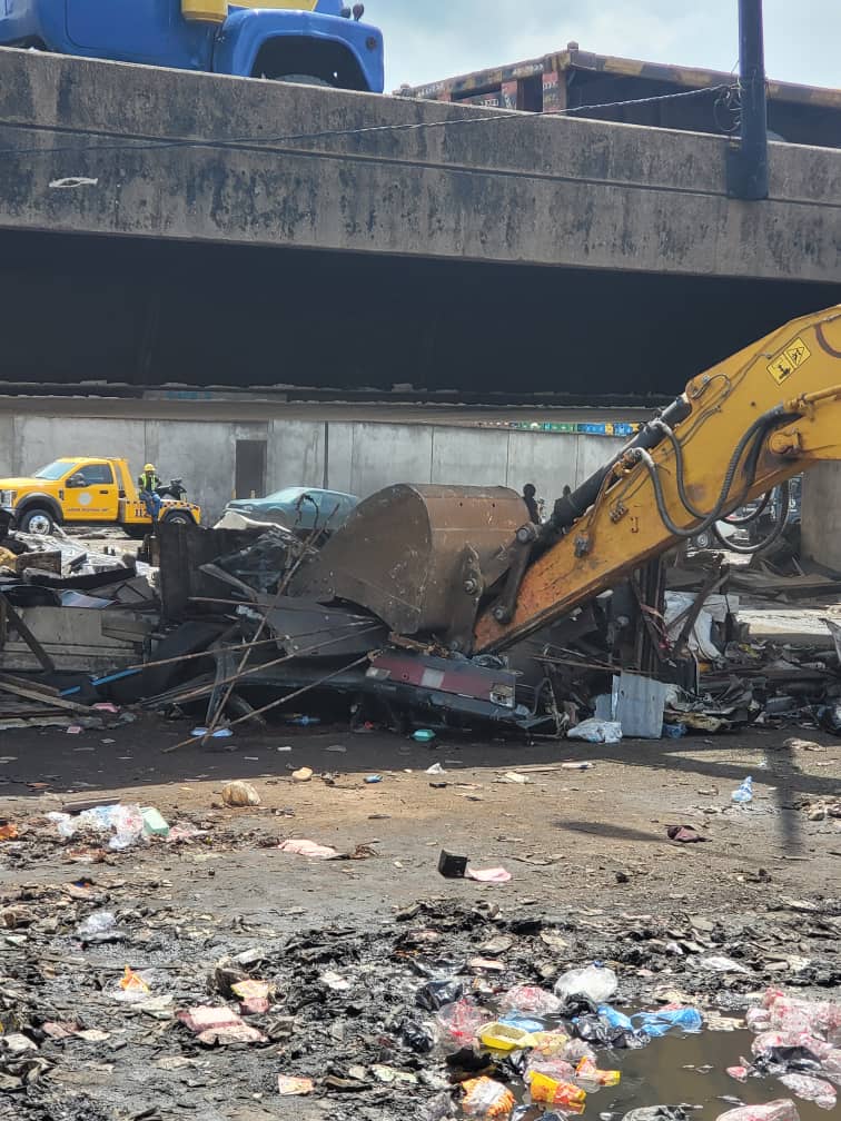PHOTOS: Lagos ejects squatters, clears under bridge in Apapa 