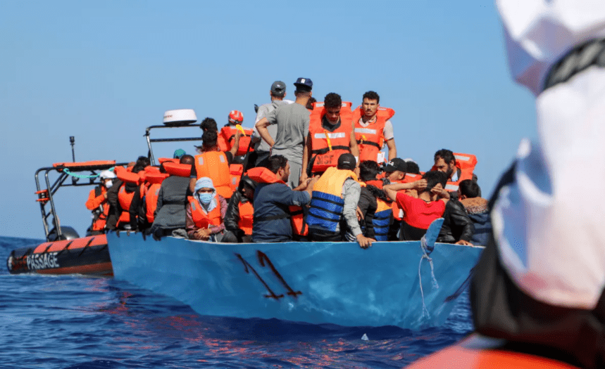 21 migrants die after boat sinks off Tunisia