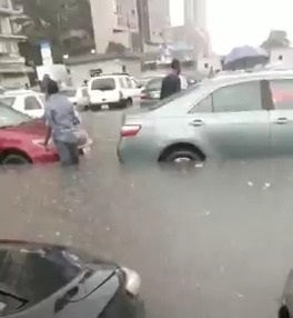 Vehicles trapped as heavy downpour grounds Lagos