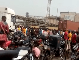 VIDEO: Again, traffic builds up in Apapa as Muslims block major roads for prayer
