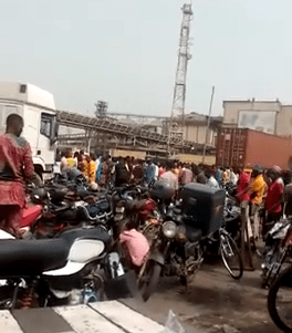 VIDEO: Again, traffic builds up in Apapa as Muslims block major roads for prayer