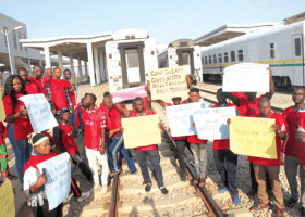 Railway workers suspend strike 