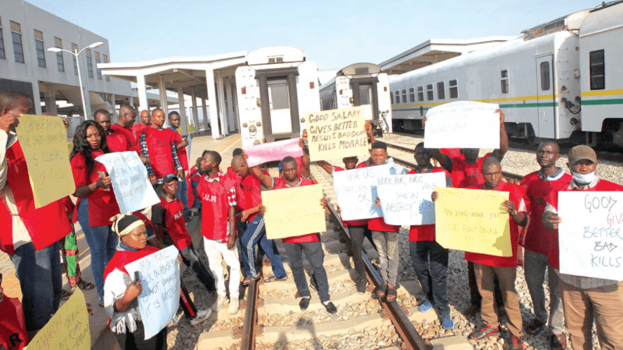 Railway workers suspend strike 