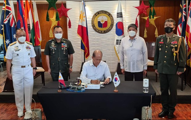 Philippine Navy signs warship deal with Hyundai Heavy