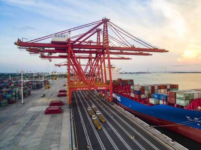 Yangpu port to add five new large-size container berths