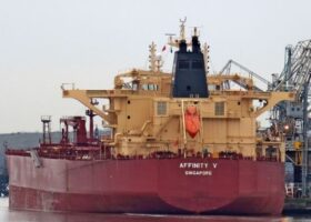 Oil tanker blocked Suez Canal for more than five hours